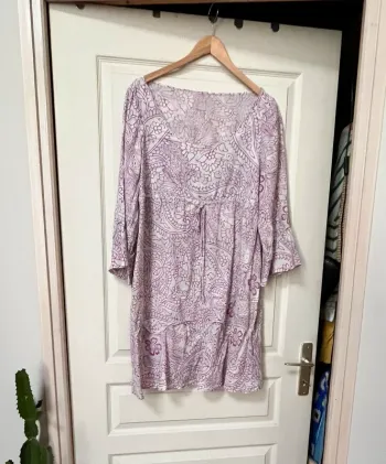Très jolie Robe en Lin, se resserre sous la poitrine, grise à motif couleur lilas  -Taille