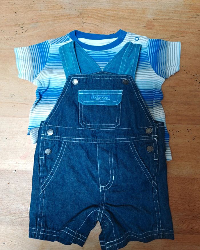 Ensemble salopette short et t-shirt assortis Calvin Klein 6 mois