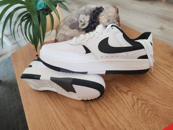 Nike Air Force Gamma Noir et Blanche neuve taille 40