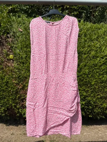 Robe rose à motif floral avec ouverture dans le dos – Marque Kiabi