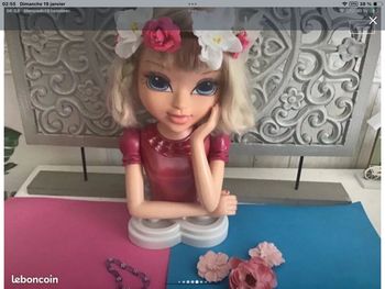 Tête pouoée avec bijou et accessoires