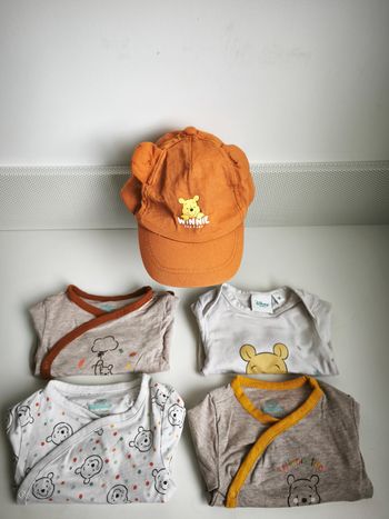 Lot bodies et 1 casquette Winnie bébé 3 mois