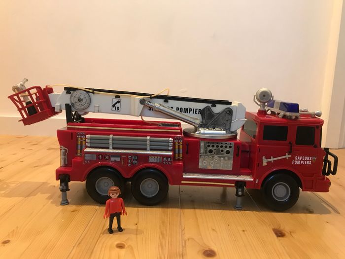 Camion de pompier à grande échelle - photo numéro 10
