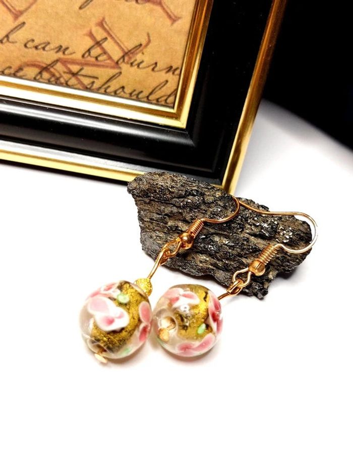 Magnifique paire de boucles d'oreilles pendantes en verre perles - photo numéro 6