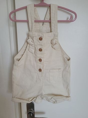 Salopette en jeans tape à l'œil