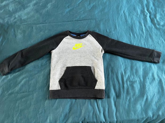 Pull Nike 4/5ans