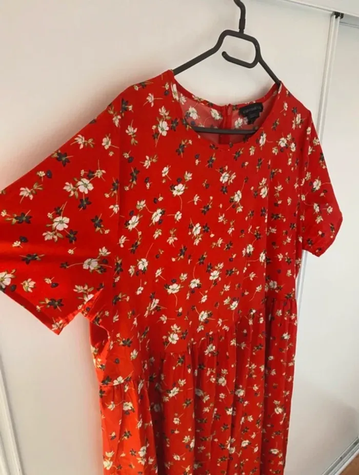 Robe fluide mi-longue rouge à fleurs taille 46 - photo numéro 3