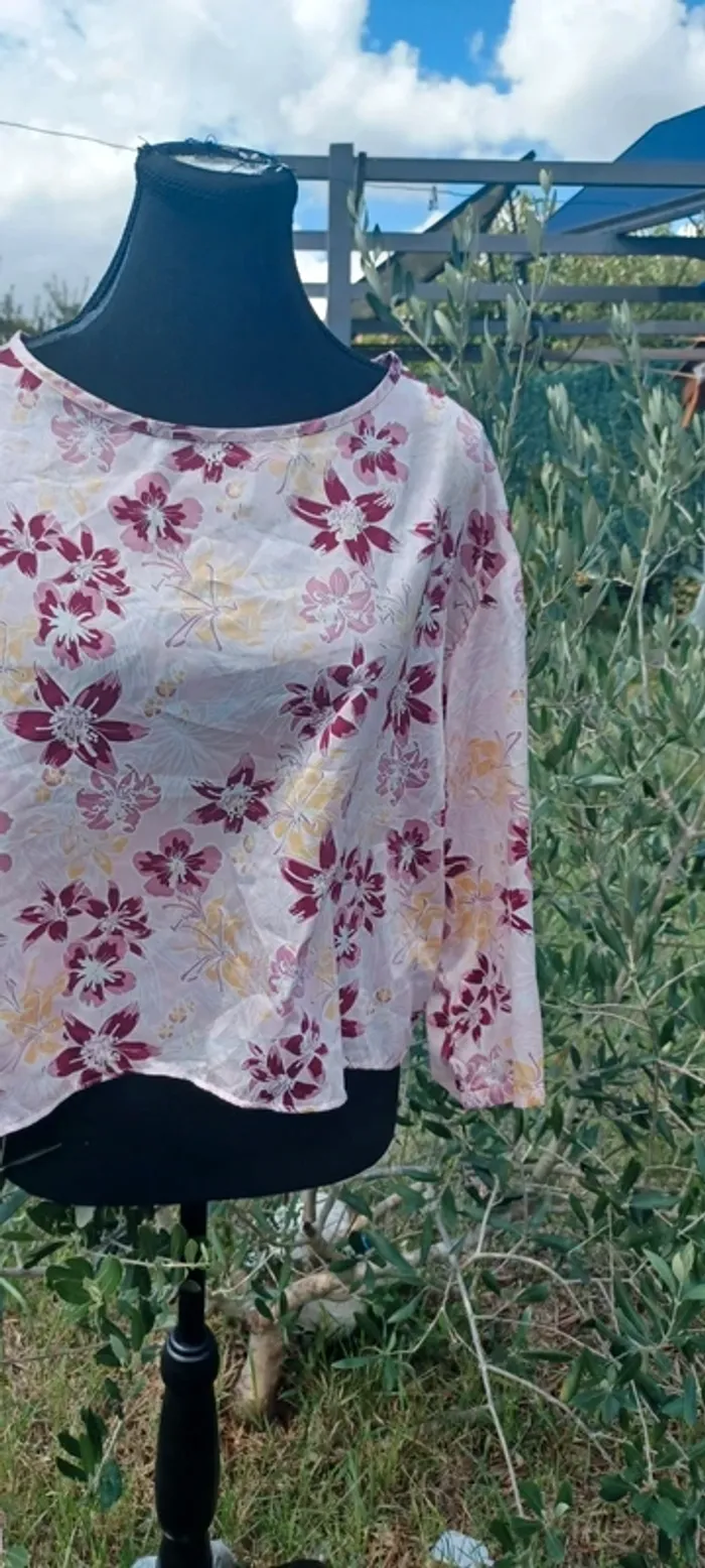 Joli haut à fleur taille M marque imprevu - photo numéro 3