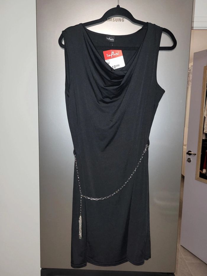 Robe noir ceinture chaîne