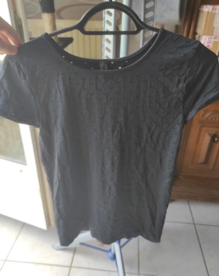 tshirt bleu marine à trous Le bourget