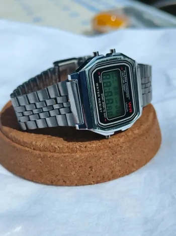 Montre digitale argentée, multifonctions sportifs