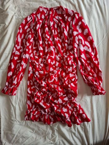 Robe rouge à tâches blanches