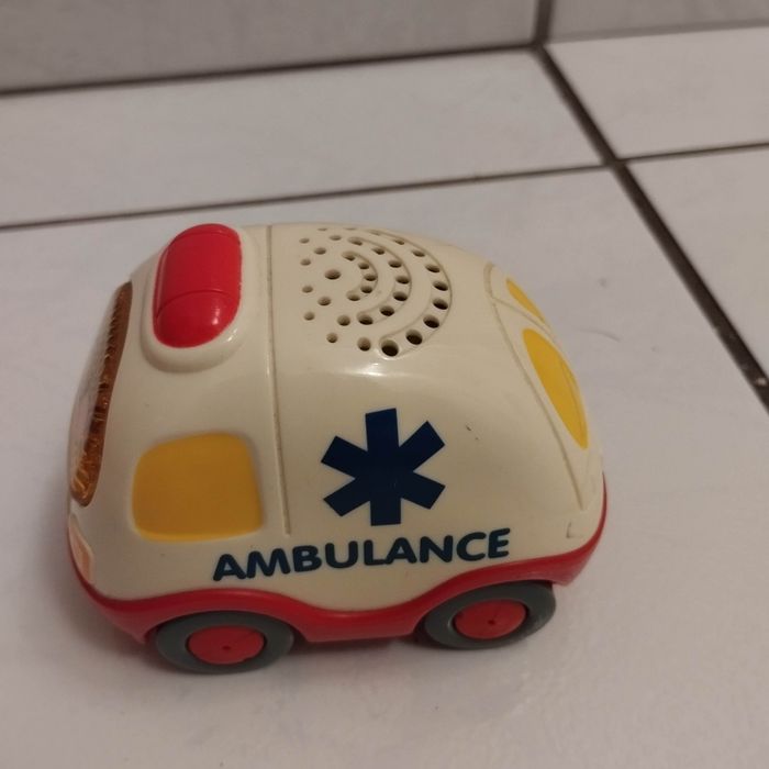 Tut Tut bolide clémence ambulance rouge - photo numéro 2