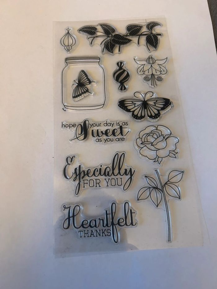 Tampons neufs fleurs et papillon