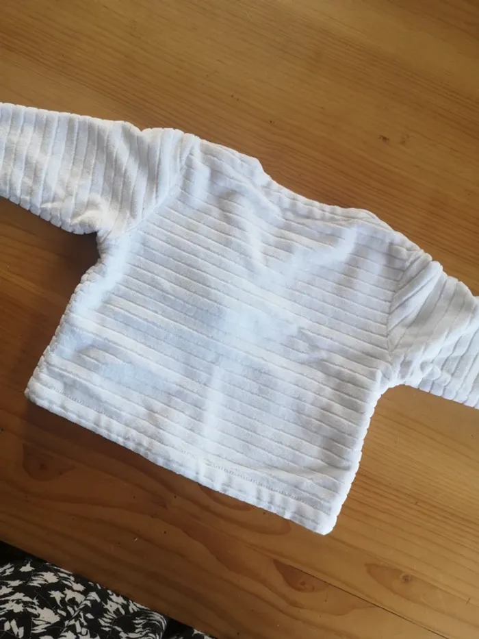 Veste blanche 6 mois - photo numéro 4