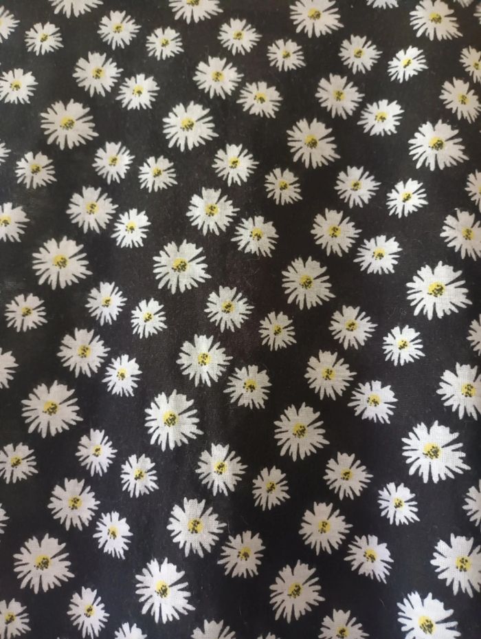 Haut Noir Femme avec des Motifs Fleuris Blancs | Look Estival & Bohème 🌼🌾 - photo numéro 3