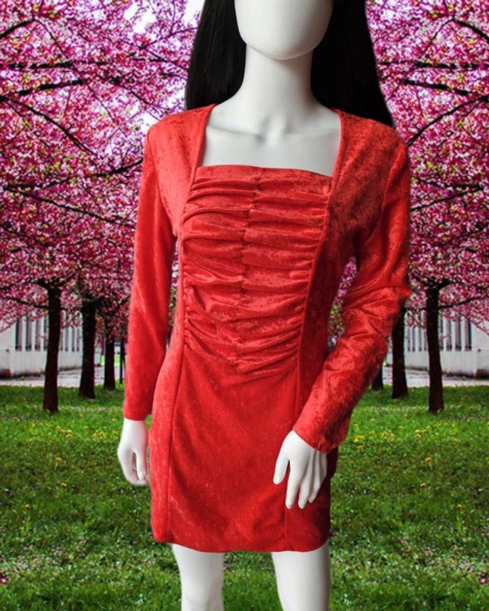 Robe en velours rouge avec col carré - photo numéro 3