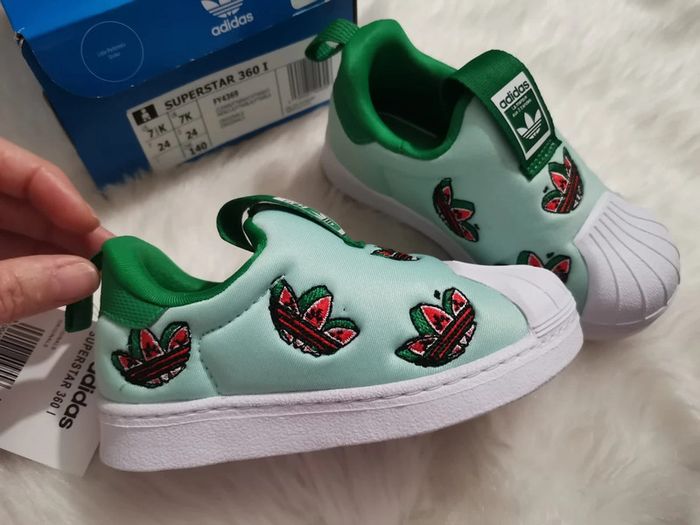 Magnifique paire de Superstar Adidas collector - photo numéro 2