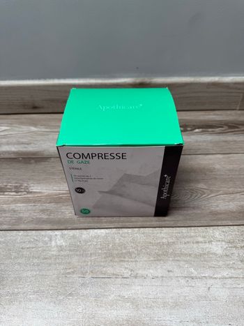 Compresse stérile 10 x 10 cm.