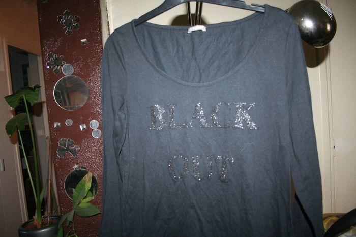 🌸Tee-shirt noir pailletés manches longues "black out" Taille 40 🌸 - photo numéro 2