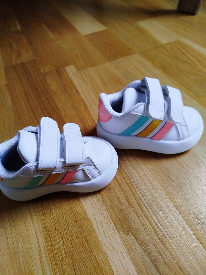 Basket adidas bubble grand court blanc