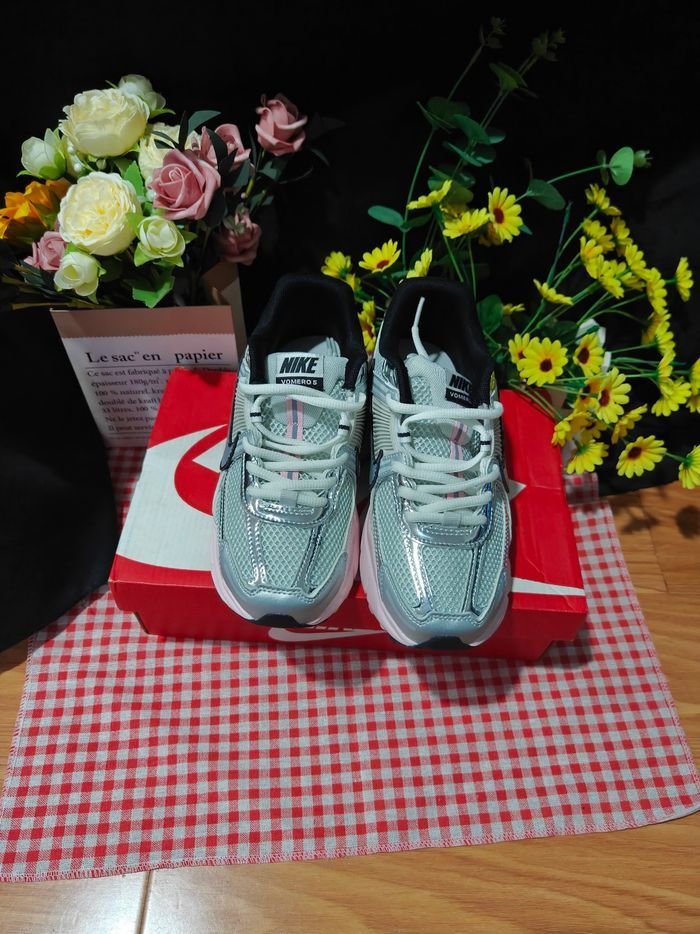 Nike Zoom Vomero 5 Photon Mousse Rose Poussière Taille 38 - photo numéro 3