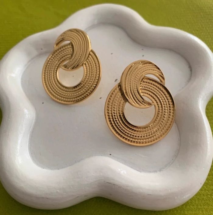 Boucles d’oreilles tendances rondes et dorées - photo numéro 3