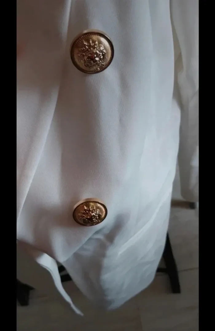 Magnifique blazer neuf jamais porté encore avec étiquette. Blanc avec boutons dorés. Camaïeu - photo numéro 4