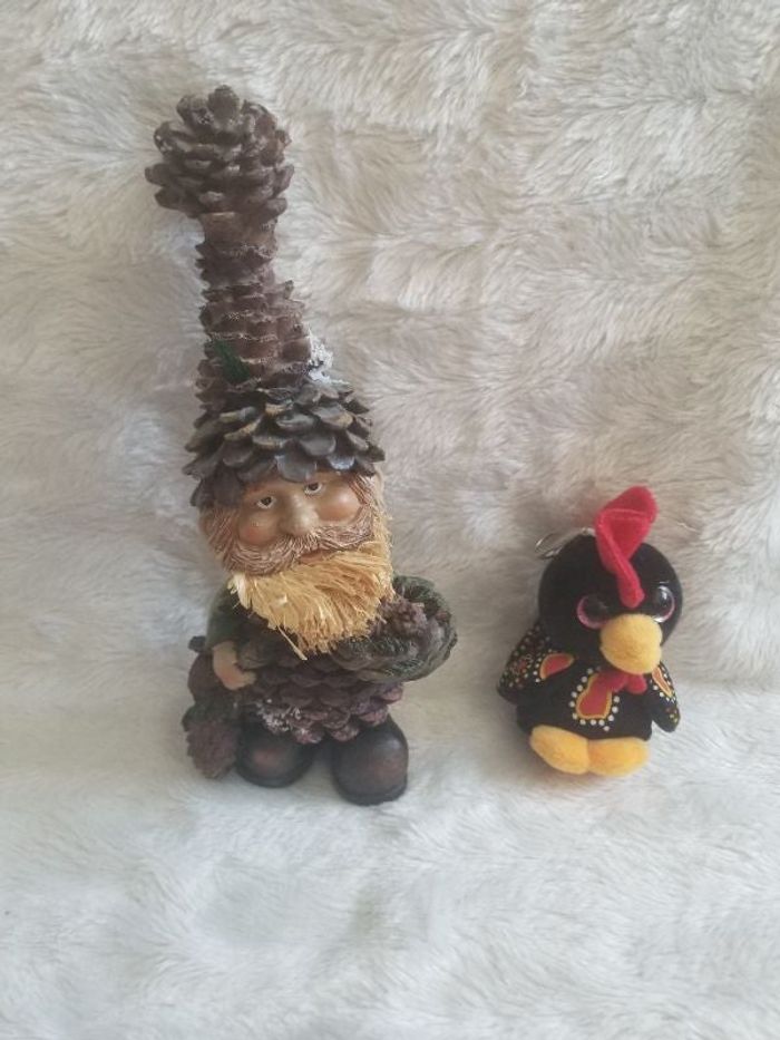 Figurine homme pomme de pin