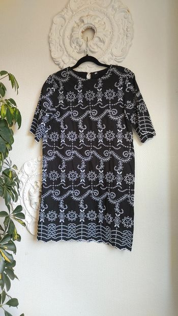 Robe en cotton noir brodé chic