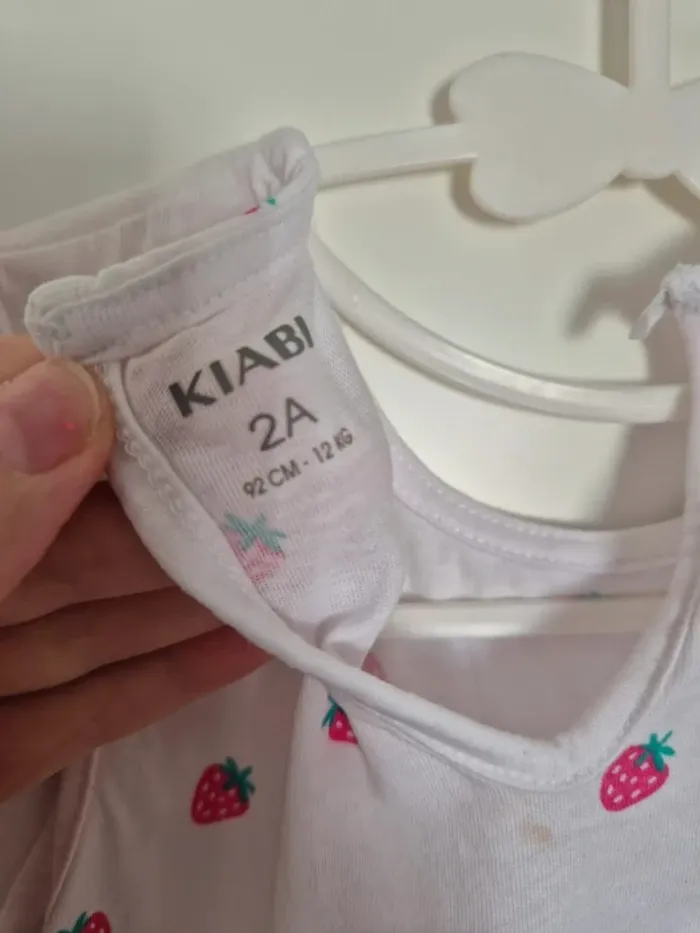 robe d'été KIABI taille 2 ans 92cm blanches motifs fraises sans  manches  🌸 collection 2025 - photo numéro 7
