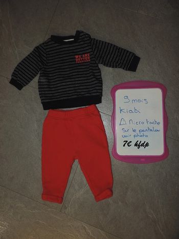ensemble kiabi taille 9 mois attention micro tache sur le pantalon