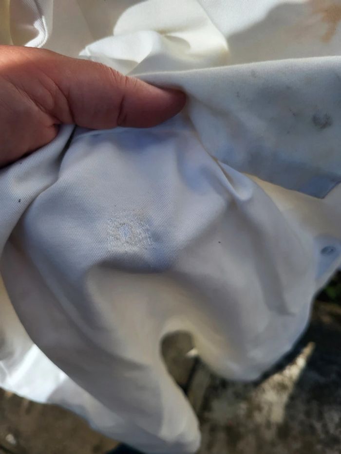 Blouse taille 3 qq taches qui devraient partir et un accro repris - photo numéro 2