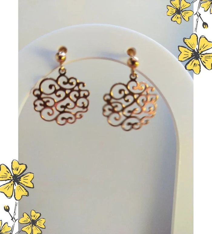 Boucles d’oreilles dorées rondes ajourées – design en fil, élégantes et neuves - photo numéro 2