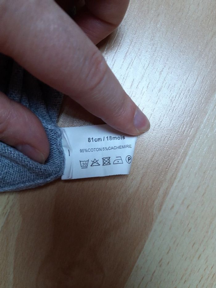 Pull gris boutchou col v 18 mois TBE - photo numéro 3