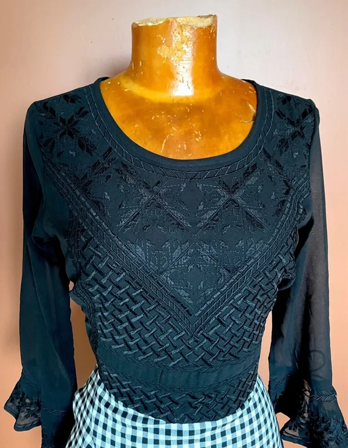 Blouse noire broderies sur le devant - photo numéro 3
