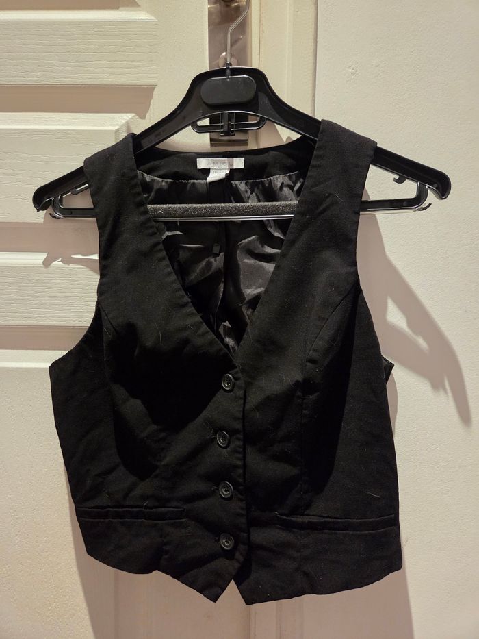 Bolero noir avec bouton