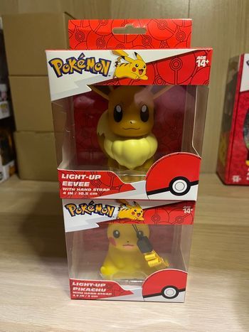 Pokémon - Figurine lumineuse Pikachu et Evoli avec dragonne