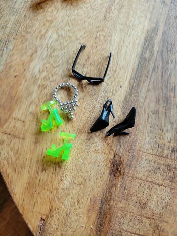 Lot accessoires barbie chaussures collier lunette