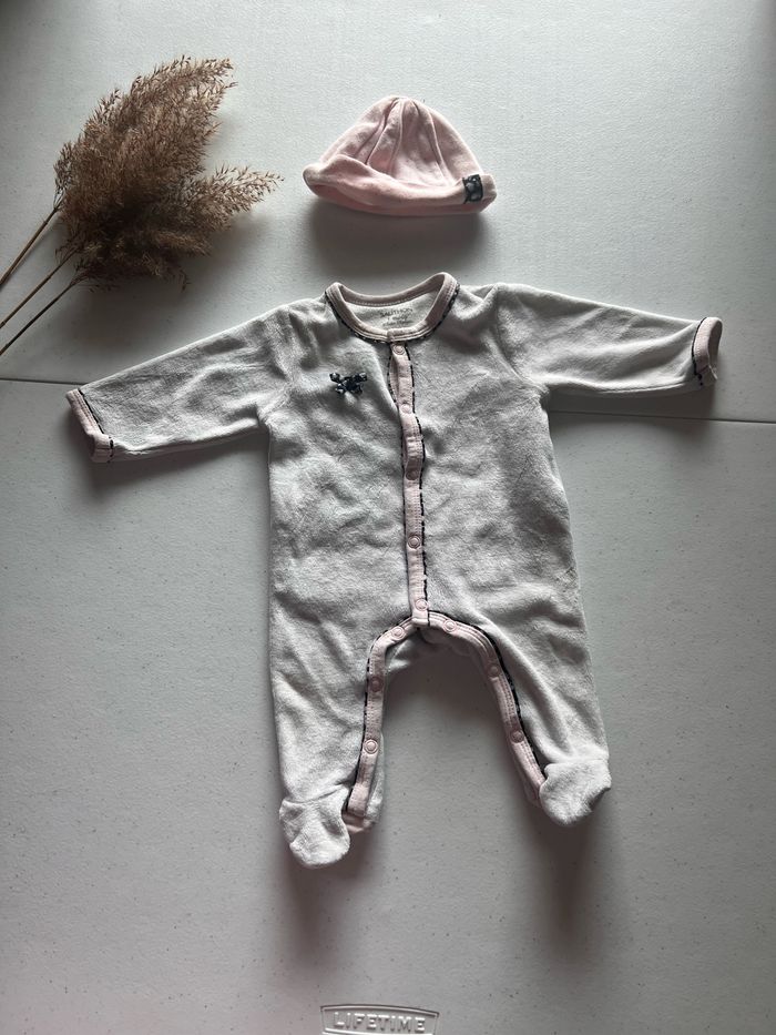 Ensemble fleurs de lune Sauthon Comprenant un body, deux pyjamas et deux bonnets Très bon état Taille 1 mois