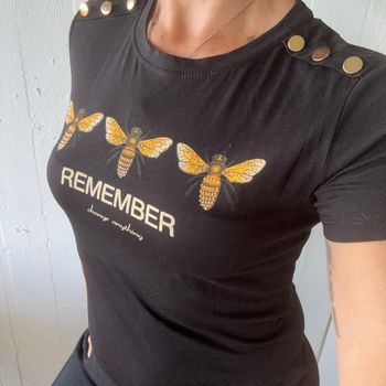 T-shirt femme noir orné d'abeilles dorées aux strass. 