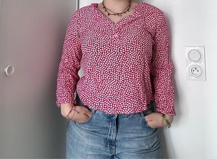 Blouse rouge à fleurs – Taille M Col V | Boutons blancs | Tissu léger et fluide