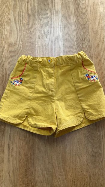 Short jaune