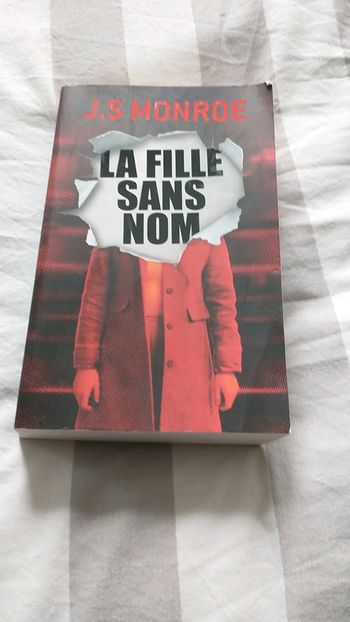 La fille son nom JS Monroe