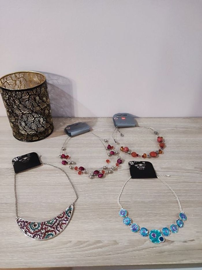 Lot de 4 colliers perles fantaisie colorés, TBE jamais portés!