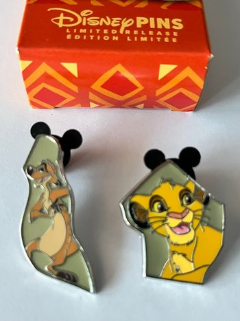 Lot 2 pin’s mystère Simba et Timon le roi lion