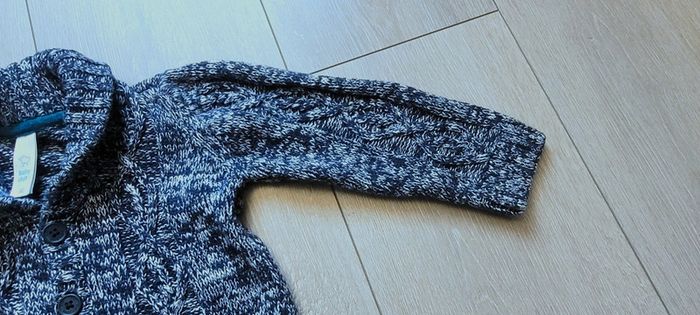 Tres beau pull bleu marine et blanc. Garçon 2 ans 1/2. Marque C&A - photo numéro 2