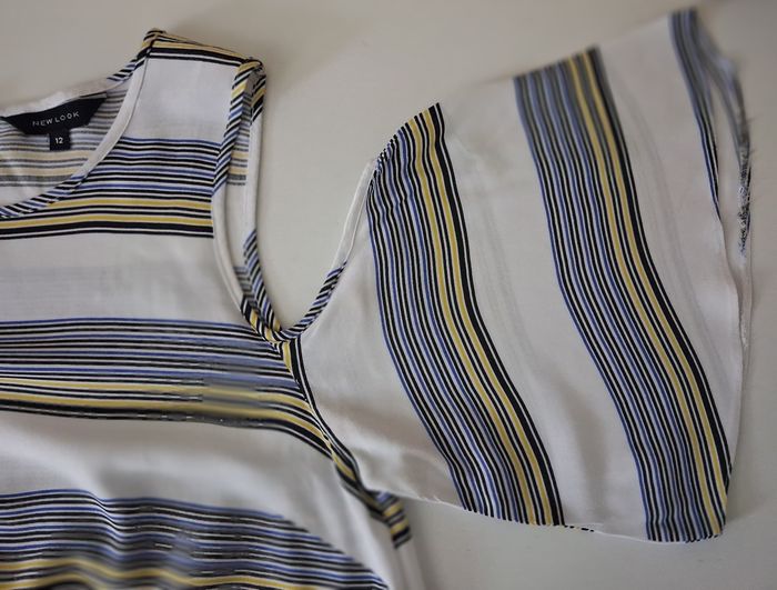 Blouse avec les épaules ouvertes blanche à rayures - photo numéro 7