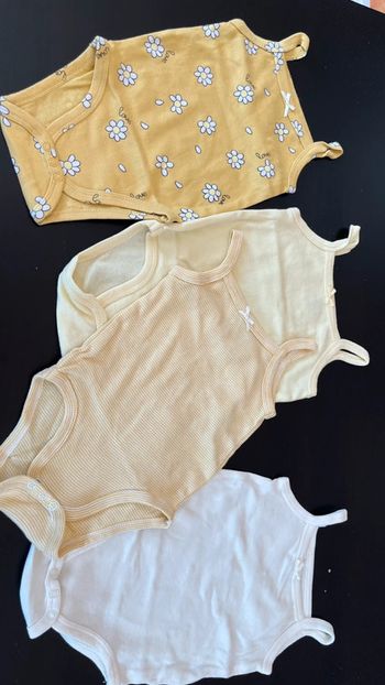 Lot de 4 bodys 9 mois
