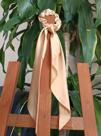 Chouchou foulard en satin beige doré